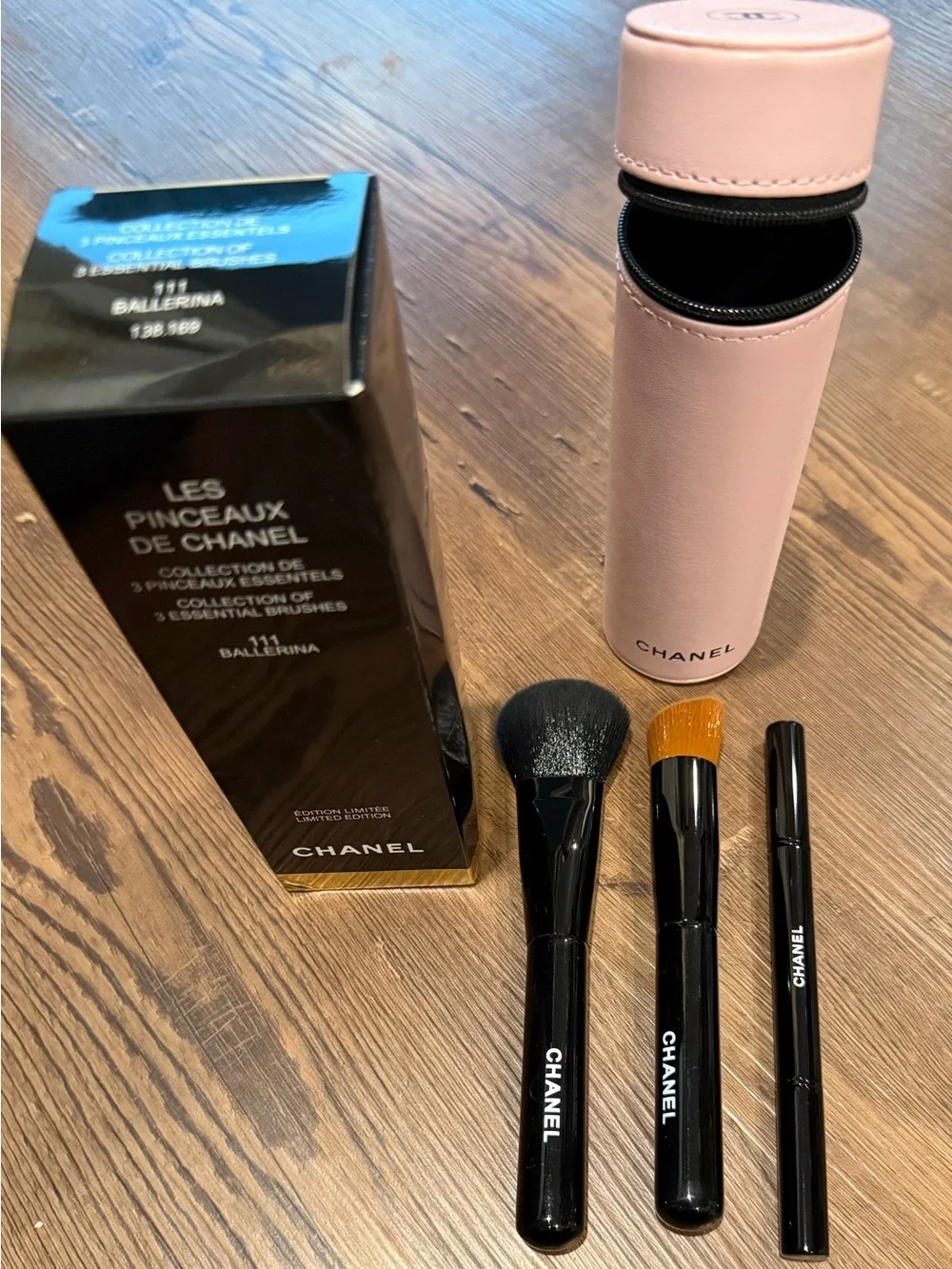 CHANEL BEAUTÊ Set of 3 Makeup Brushes With Case